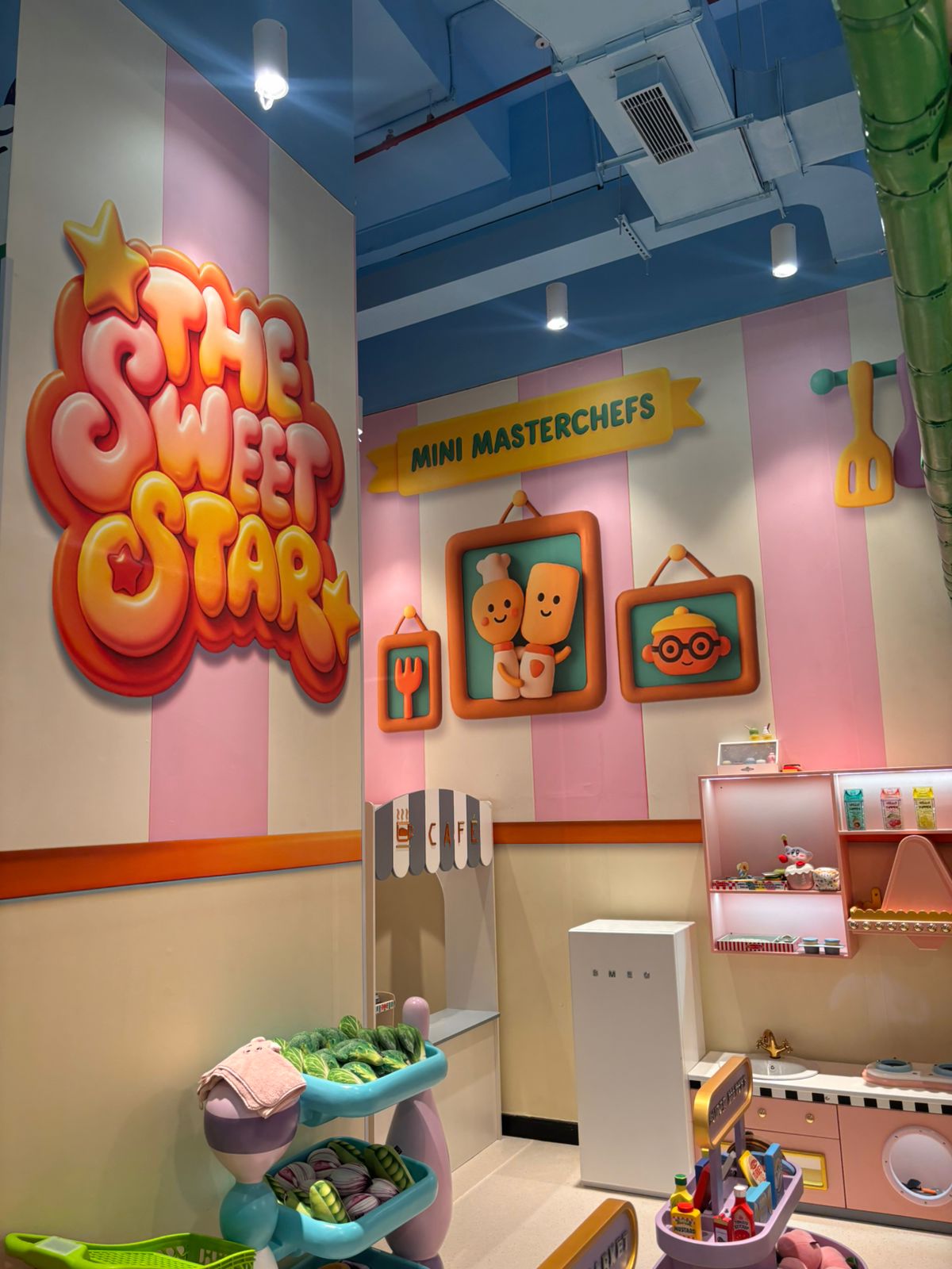 Hamleys Play* wall art